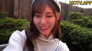 豹纹气质面罩美女，酒店和炮友一起玩，情趣装黑丝袜，跪着埋头吃屌，张开双腿掰穴，紧致多毛骚逼